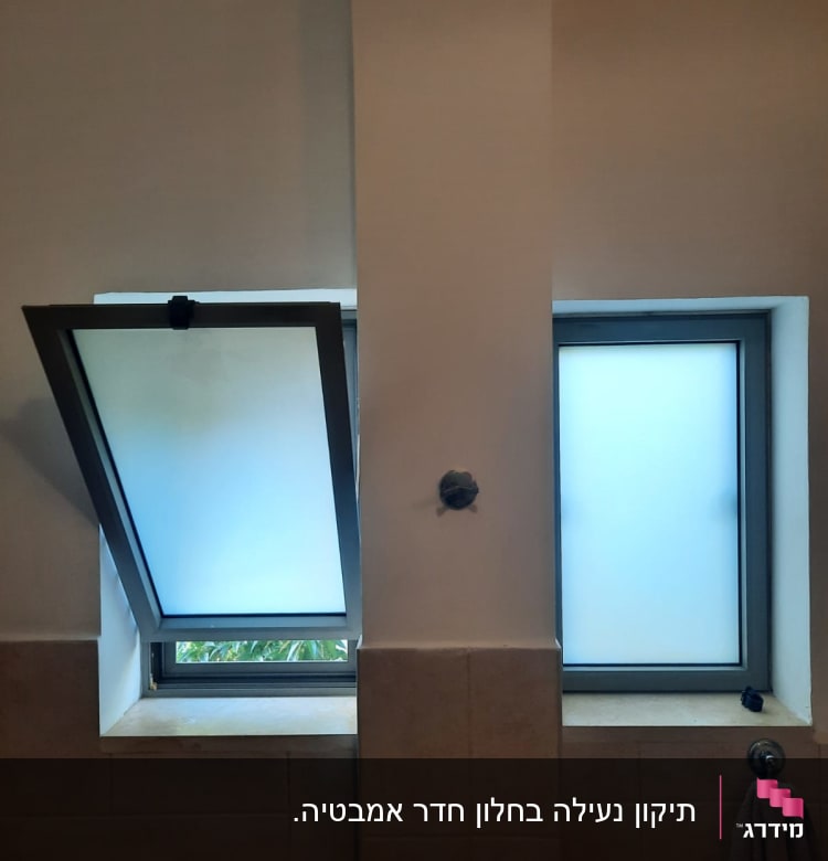 חלונות עם תריסים חלביים, אחד פתוח ואחד סגור